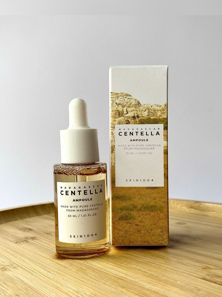 ampolla de centella de Madagascar de Skin1004 en frasco con pipeta y envase, ideal para la salud y renovación de la piel.